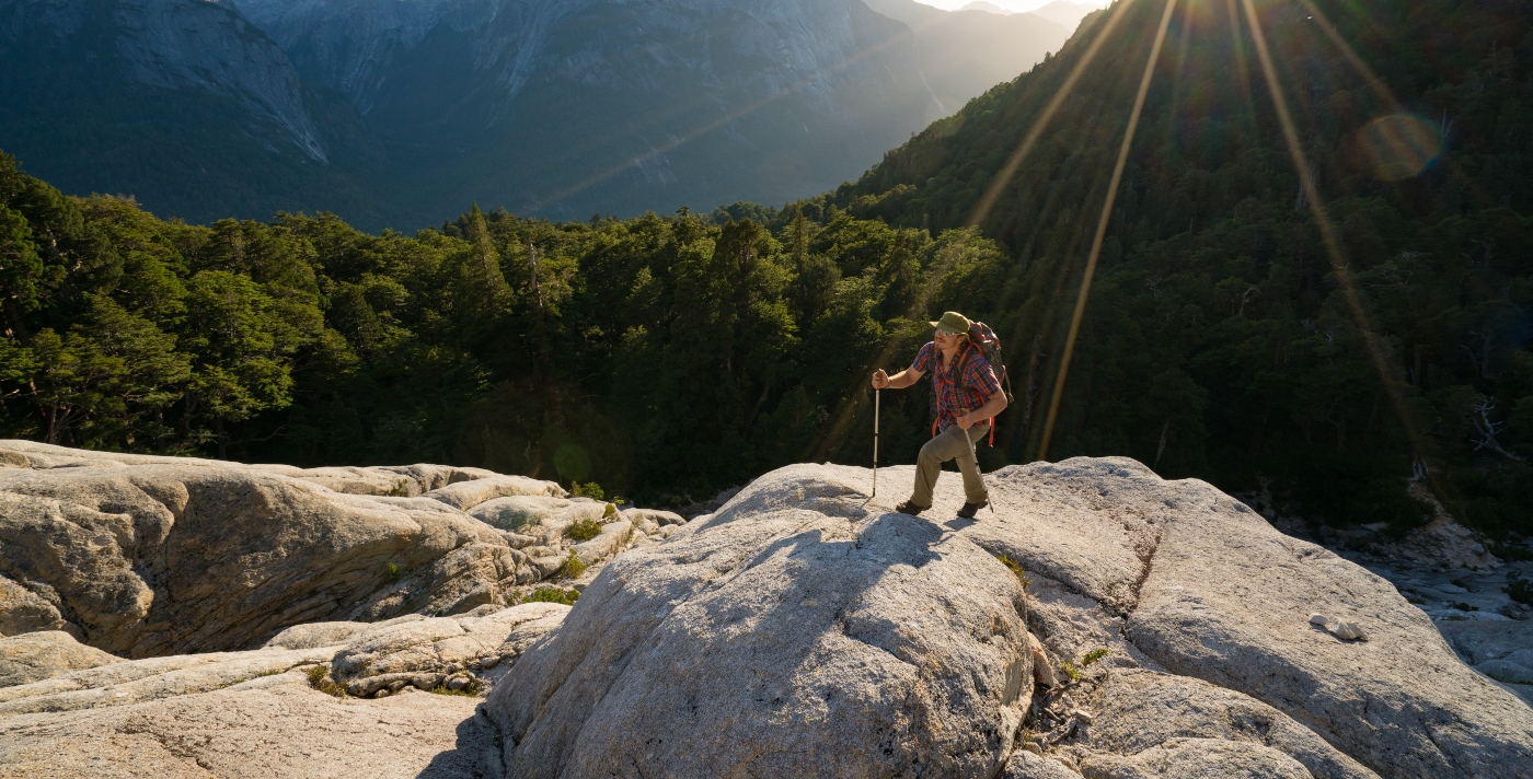 Imagen de un hombre realizando trekking en el sur de Chile