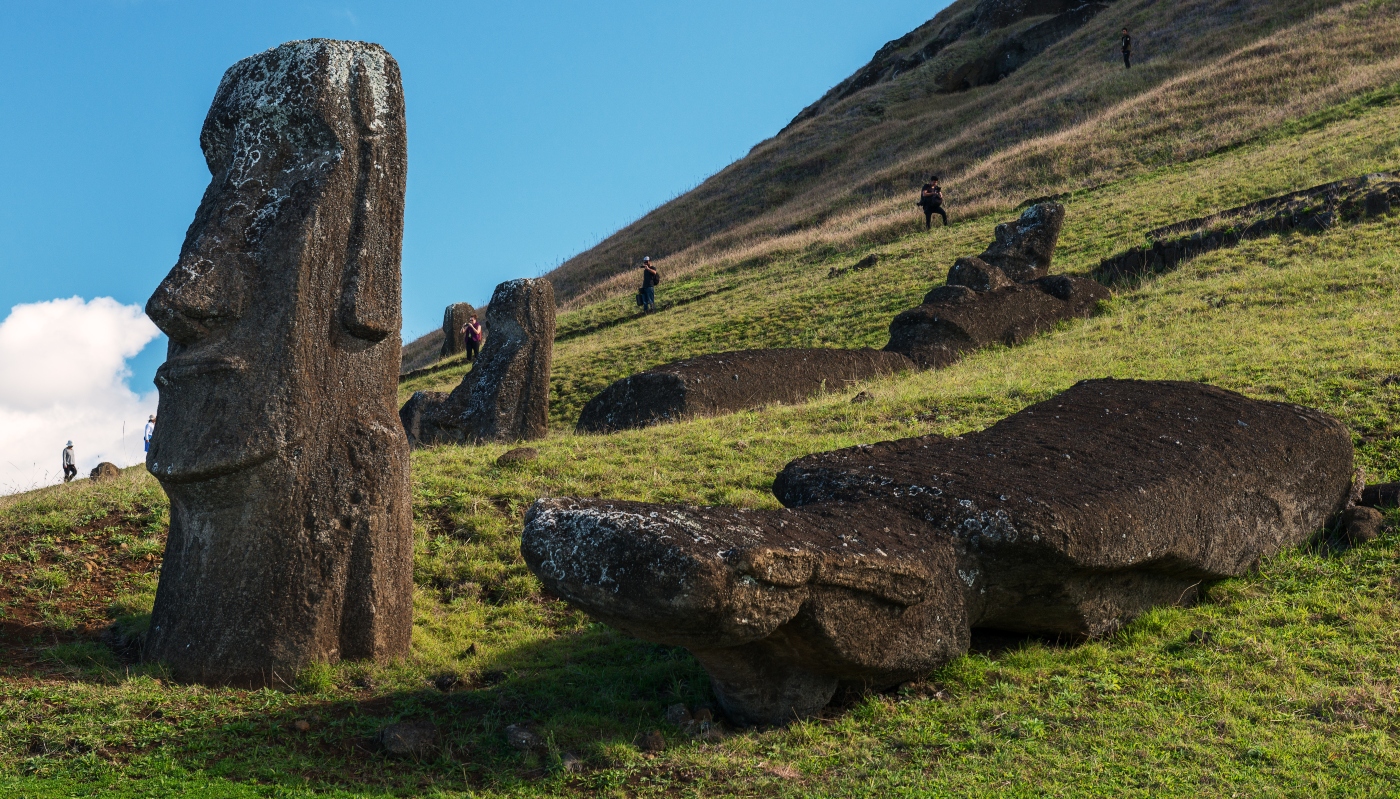 Imagen de los Moai caídos en Rapa Nui