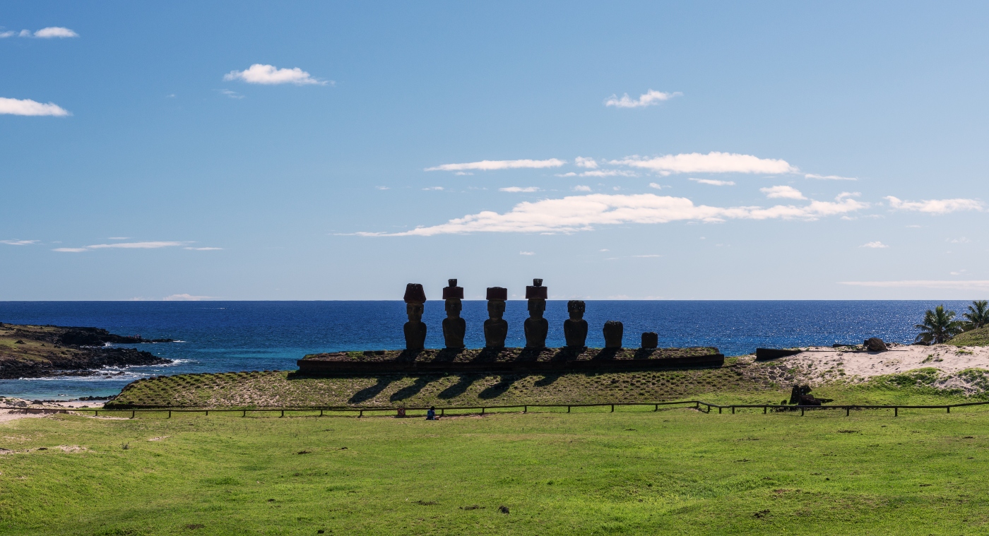 Imagen de Maoi de Rapa Nui mirando el mar