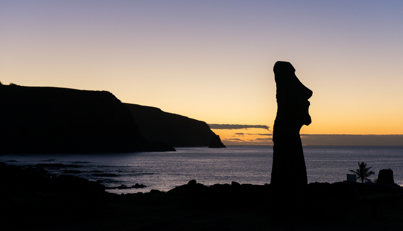 Imagen de un Moai en una puesta de sol