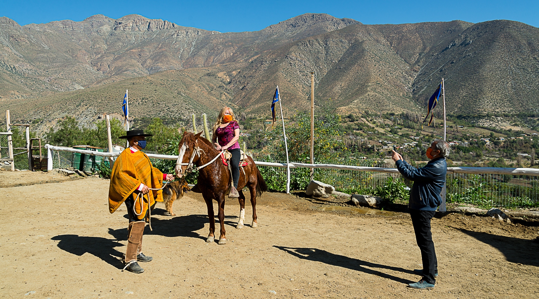 Imagen de turistas en la amansa de caballos Cuna del Sol