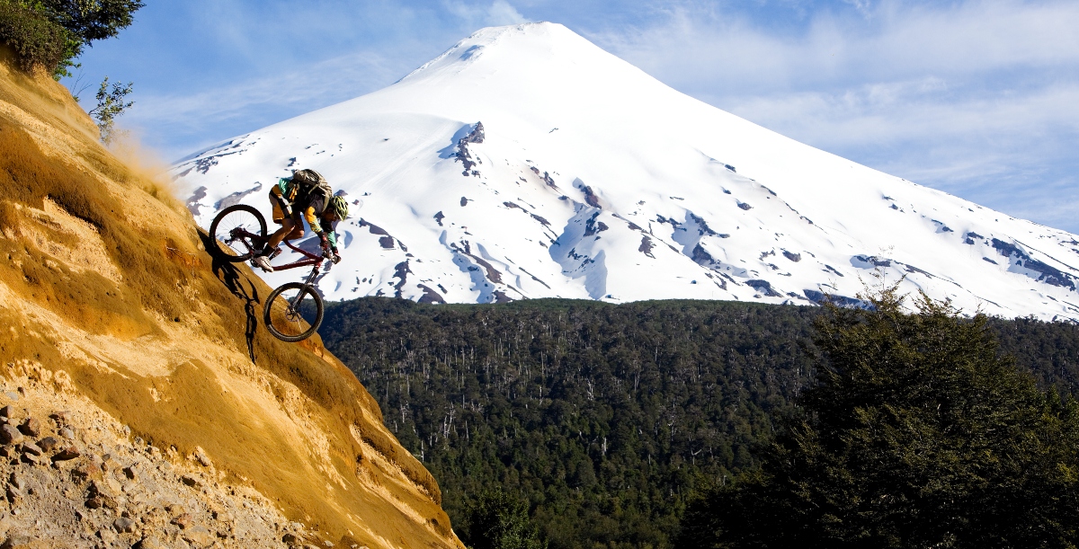 Imagen de un hombre practicando mountainbike en el sur de Chile