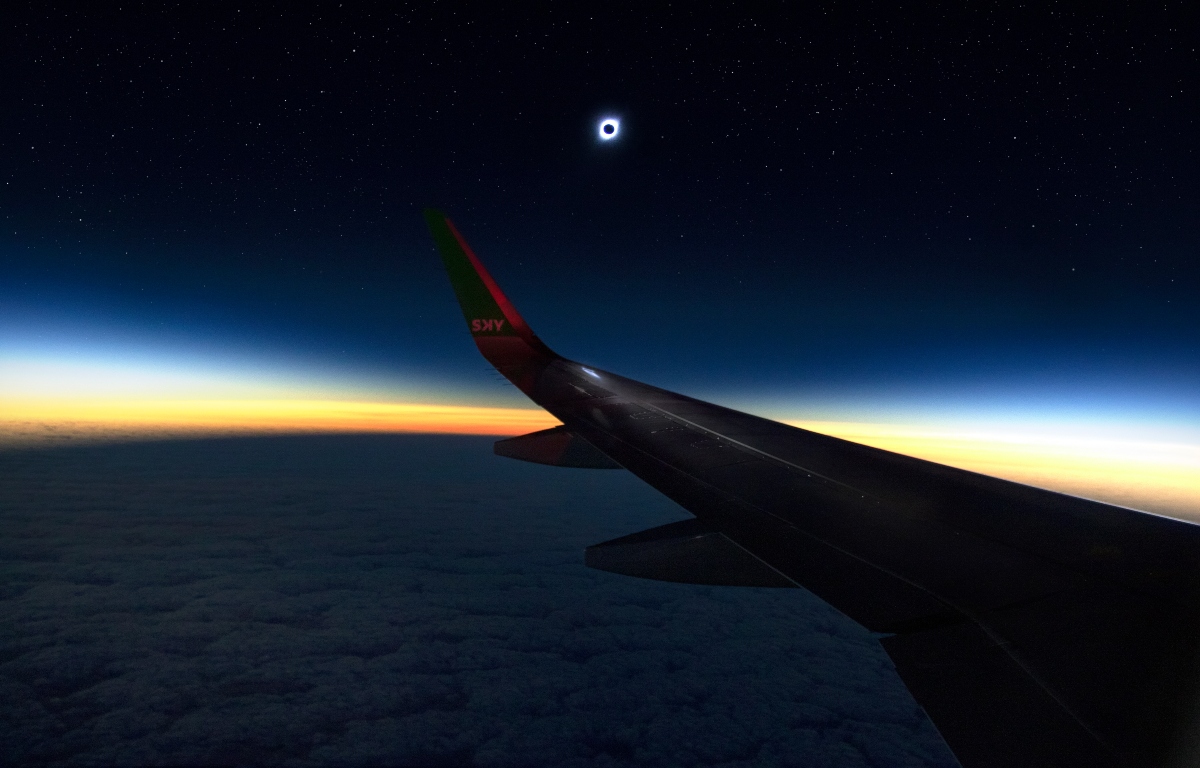 Imagen de un eclipse solar tomada desde un avión