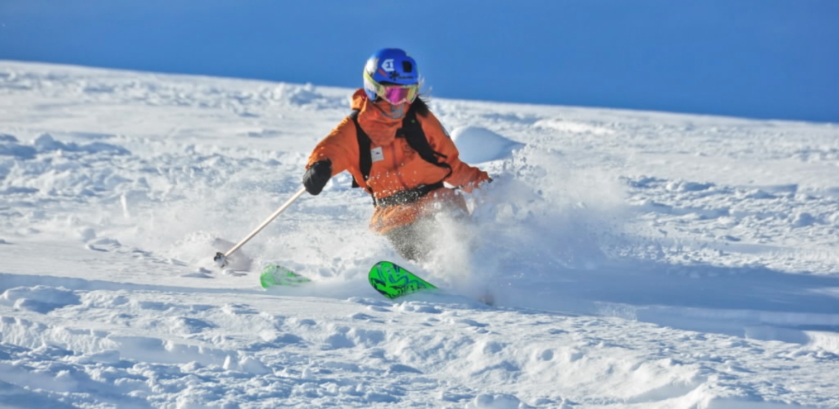 Imagen de una turista practicando ski en Nevados de Chillán