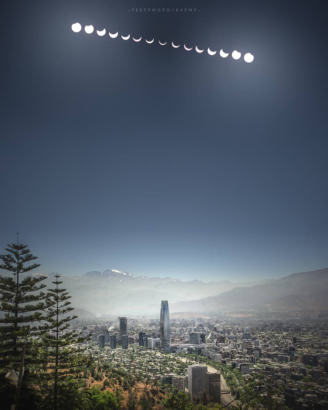 Imagen del eclip´se solar 2020 tomada desde Santiago