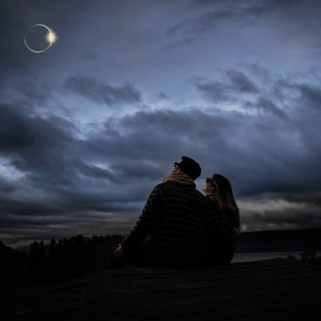Imagen de una pareja disfrutando del eclipse