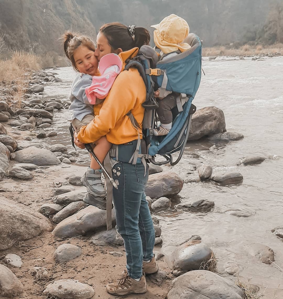 Imagen de mujer haciendo trekking con sus hijos
