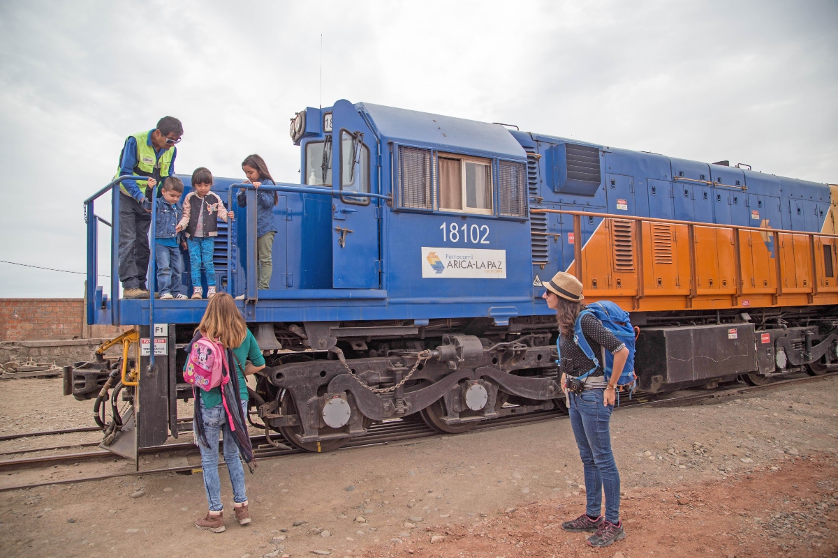 Imagen del tren turístico Arica-Poconchile con sus pasajeros