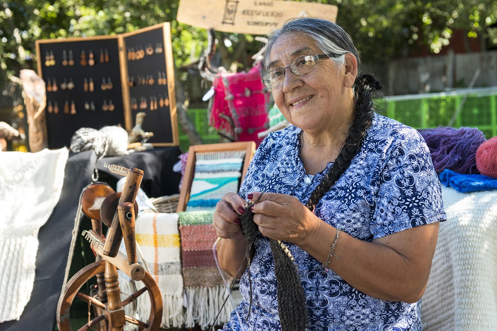 mujer indigena preservando sus constumbres a traves del tejido