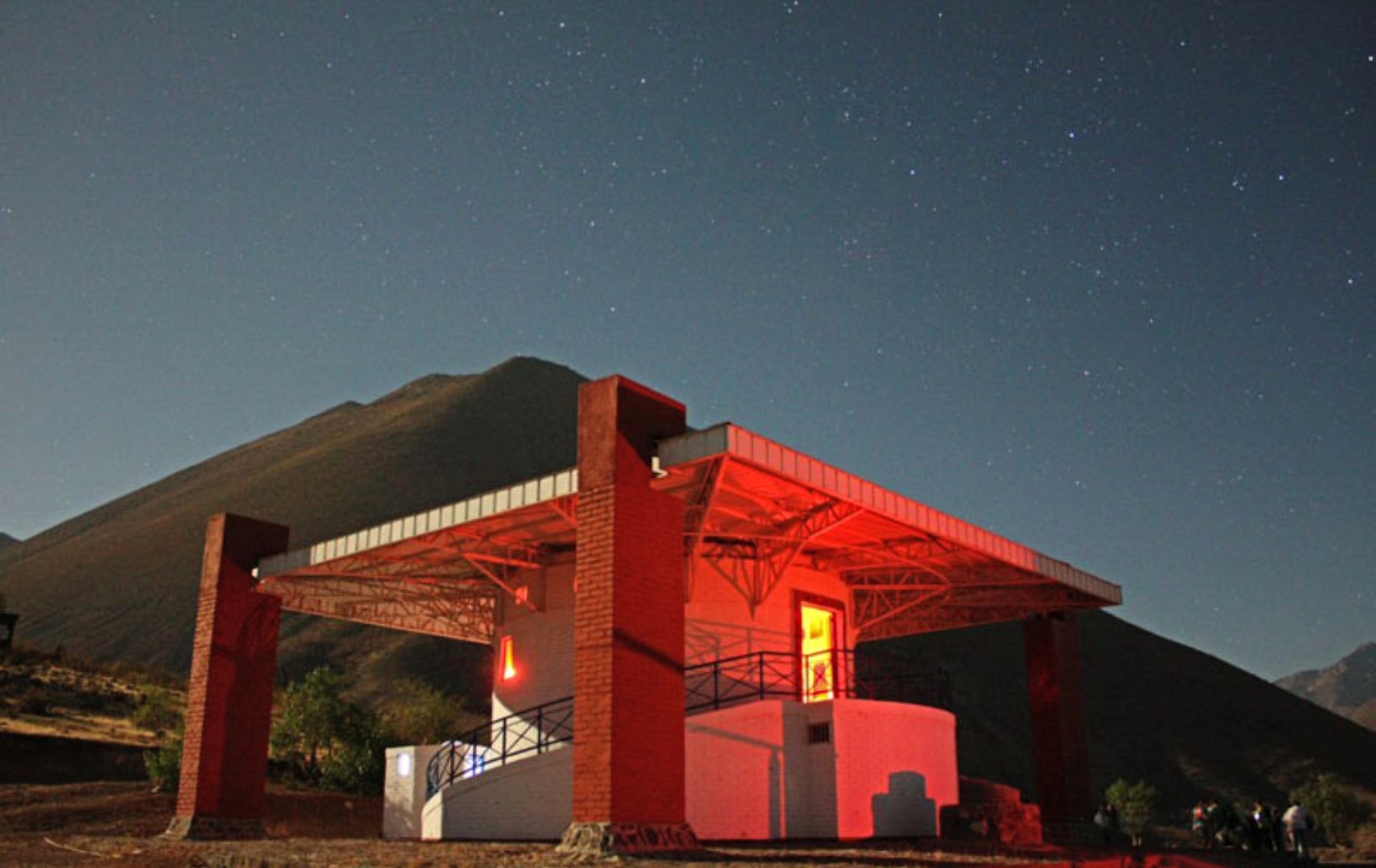 Imagen del observatorio Mamalluca de noche
