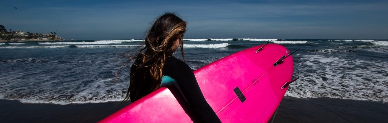 Imagen de una surfista en las playas de concón