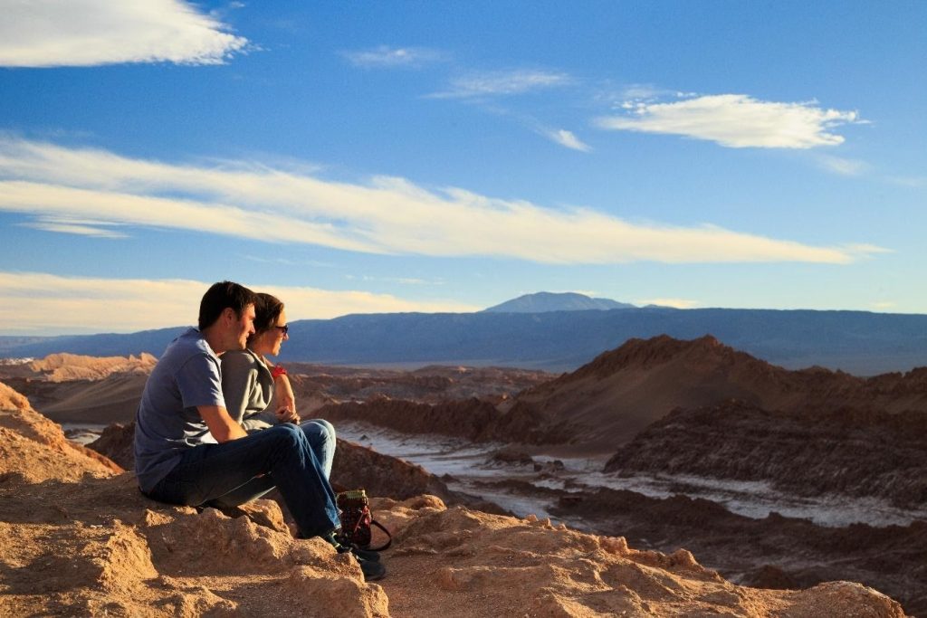 Destinos románticos en Chile pareja en Valle de la Luna