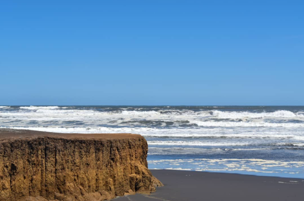 montículo de arena en la playa frente al mar