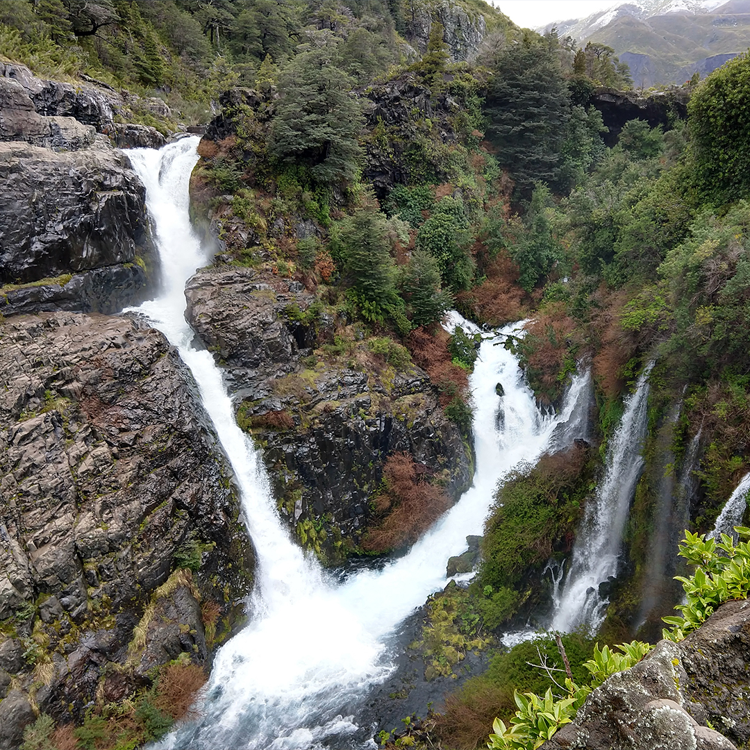 Imagen de las cascadas de los Saltos del Laja en la región del Biobio