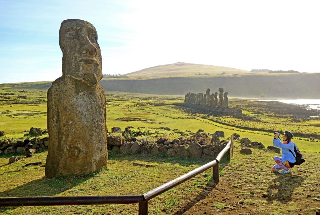 reciclaje en Chile - turista con Moai
