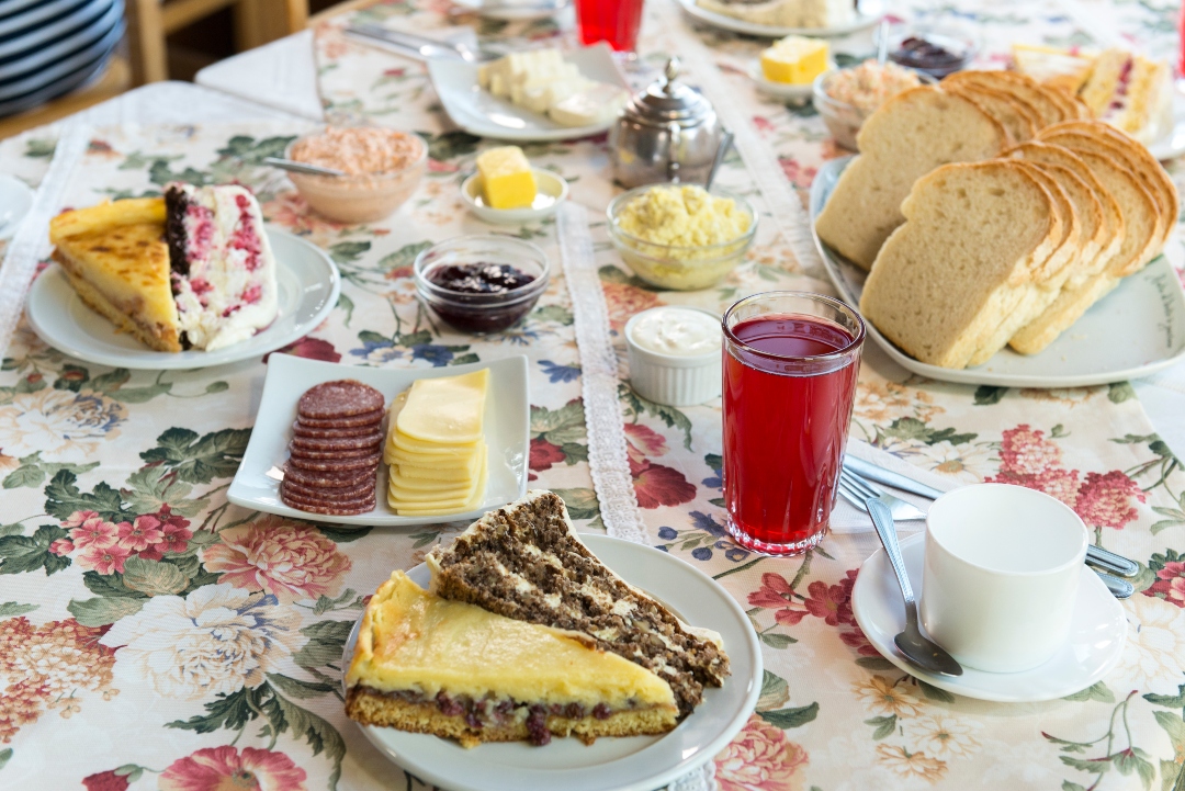 Mesa servida con postres y delicias gastronómicas del sur de chile